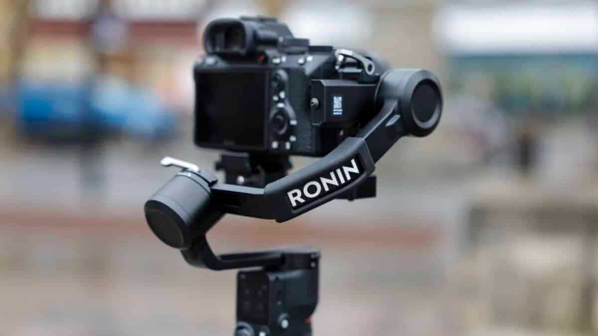 DJI RS 4 Mini cung cấp thời gian sử dụng lên đến 13 giờ, tăng 30% so với RS3 Mini chỉ với 10 giờ sử dụng