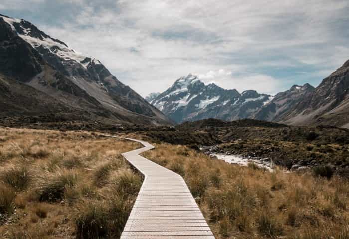 Sự khác biệt giữa đường dẫn Leading line và Paths