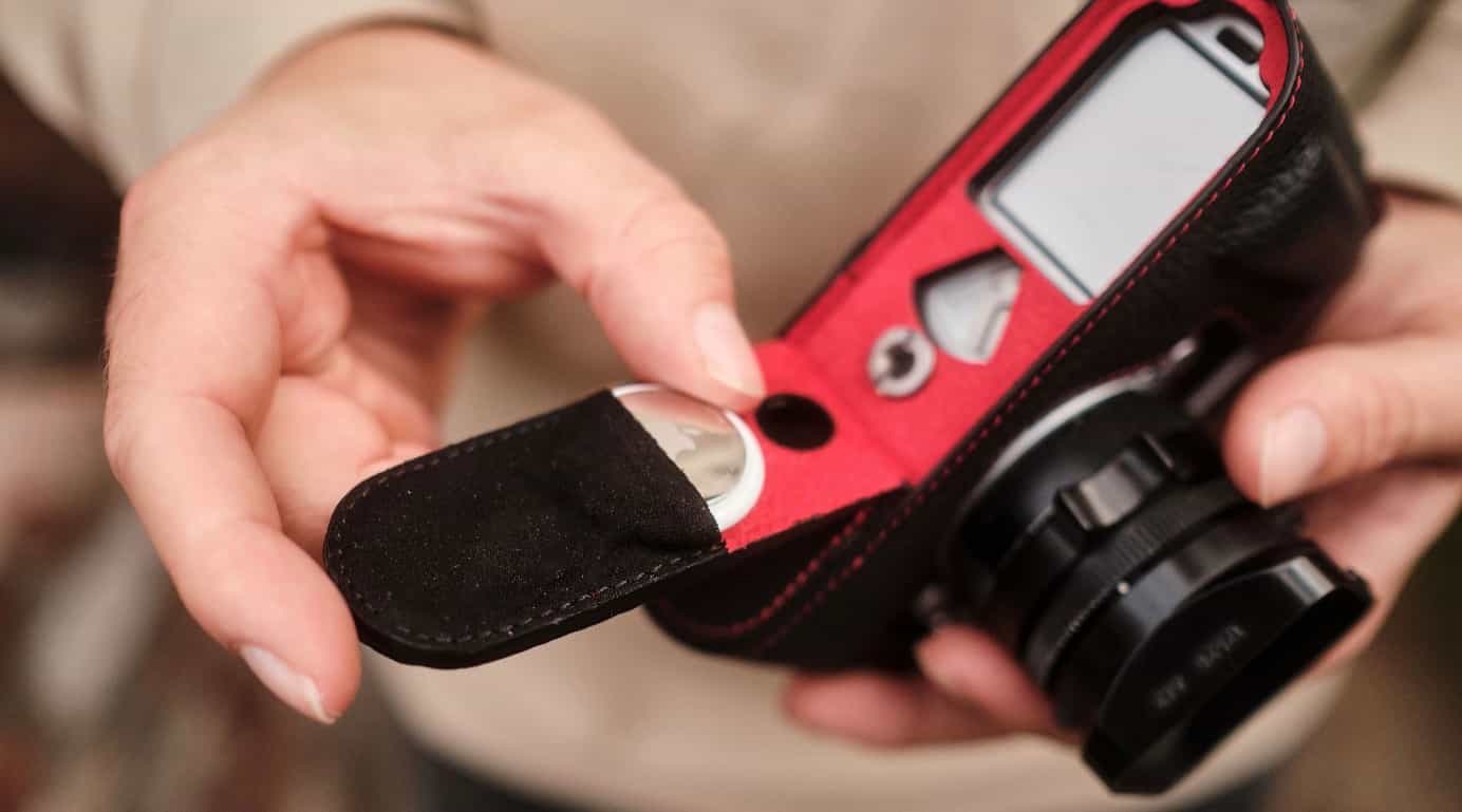 Bất Ngờ Chưa Giờ Đây Bạn Có Thể Giấu Apple AirTag Trong TagCase Cho Leica M11 Rồi Đấy!