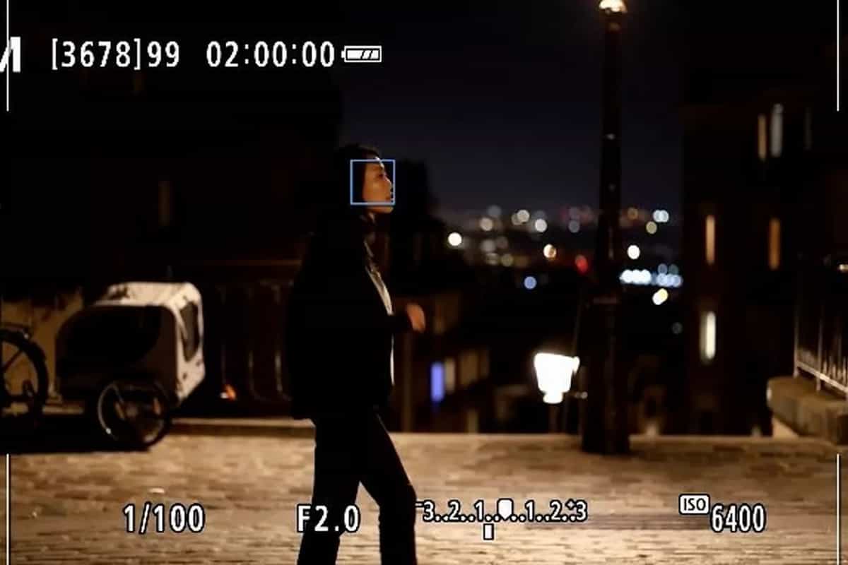 Face Detection tự động phát hiện gương mặt và lấy nét