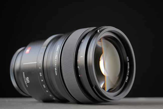 Khẩu độ f/1.4 mang lại khả năng chụp thiếu sáng tốt