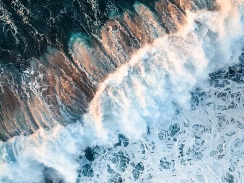 khi ở Hawaii nhiếp ảnh gia đã làm việc với một chiếc drone nhỏ hơn của DJI