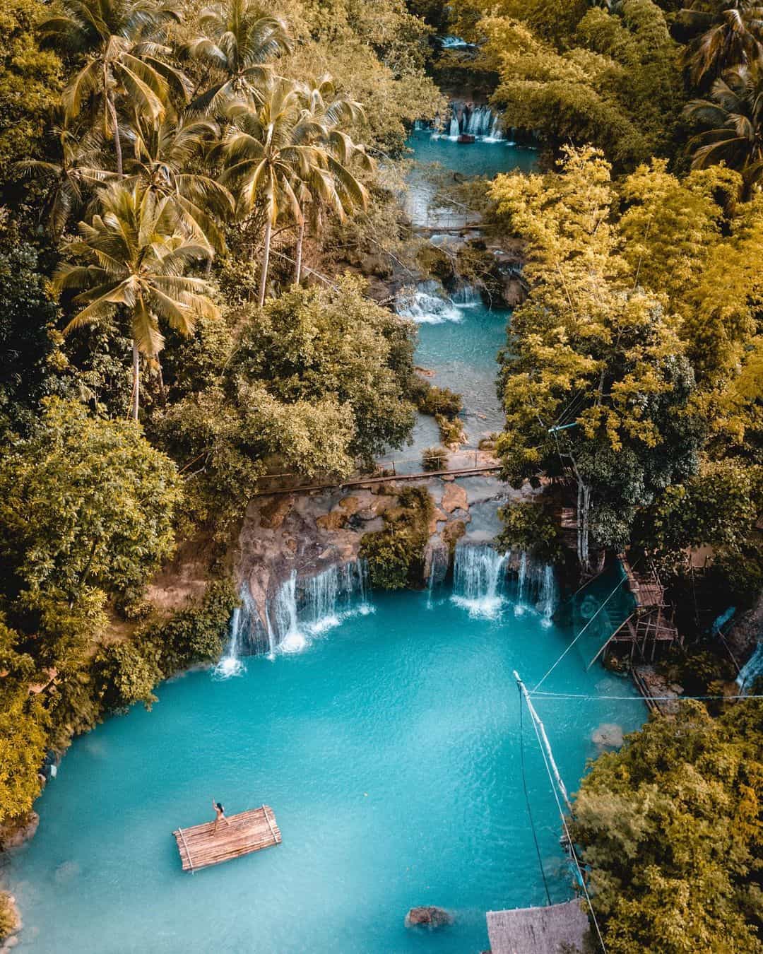 dựa vào khung cảnh thiên nhiên