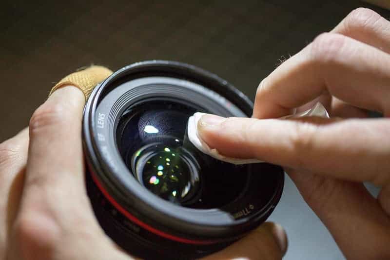 Dùng dung dịch chuyên dụng để vệ sinh ống kính bị mốc