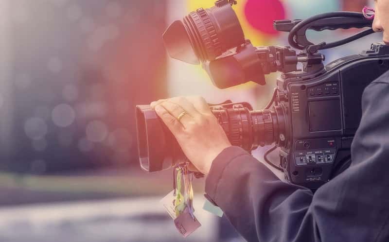 Ống kính Cine (ống kính điện ảnh) có thiết kế vòng lấy nét có nấc dừng vật lý