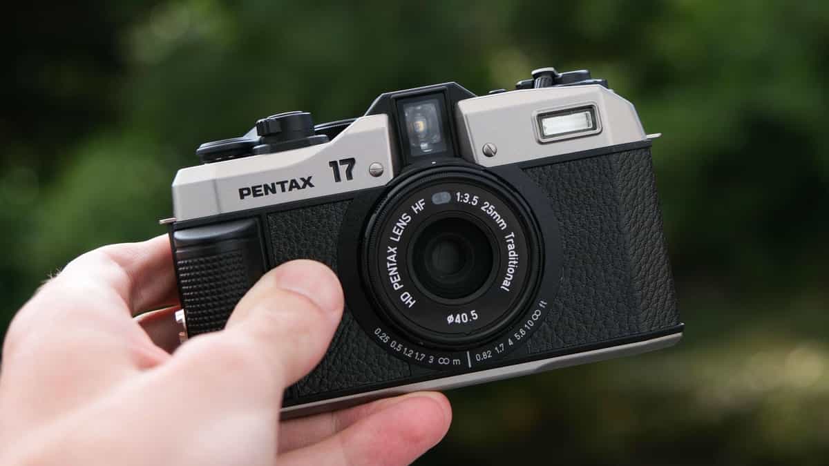 Máy ảnh phim Pentax 17 được ra mắt trước đó