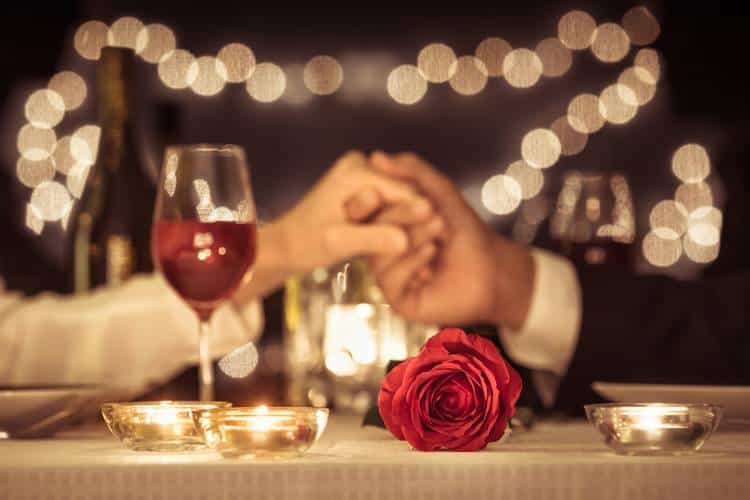 Hoa đẹp ngày lễ tình nhân cùng bữa tối lãng mạn