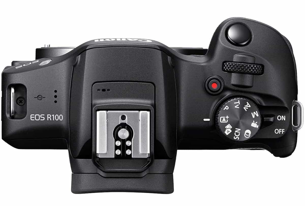 Với kích thước 116,3 x 85,5 x 68,8 mm, chiếc máy ảnh mirrorless R100 có một thiết kế tương đối chắc chắn và tối giản