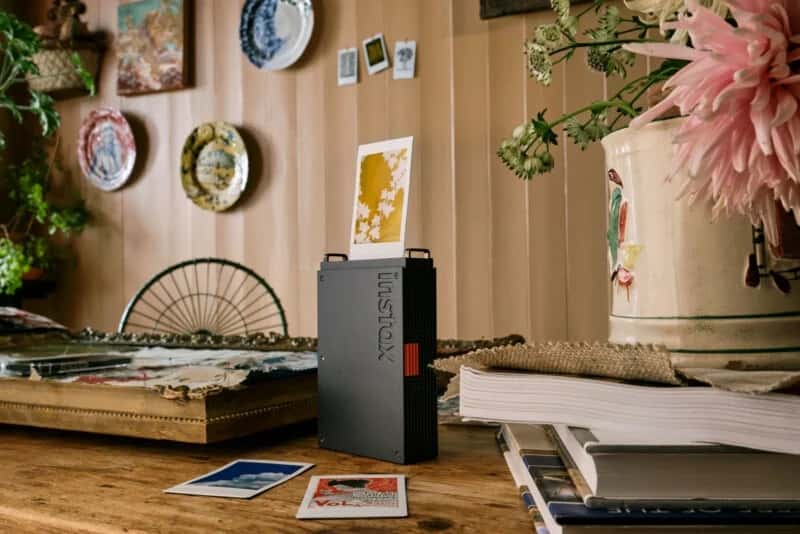 Instax Mini Link+ là máy in ảnh di động nhỏ gọn, in nhanh