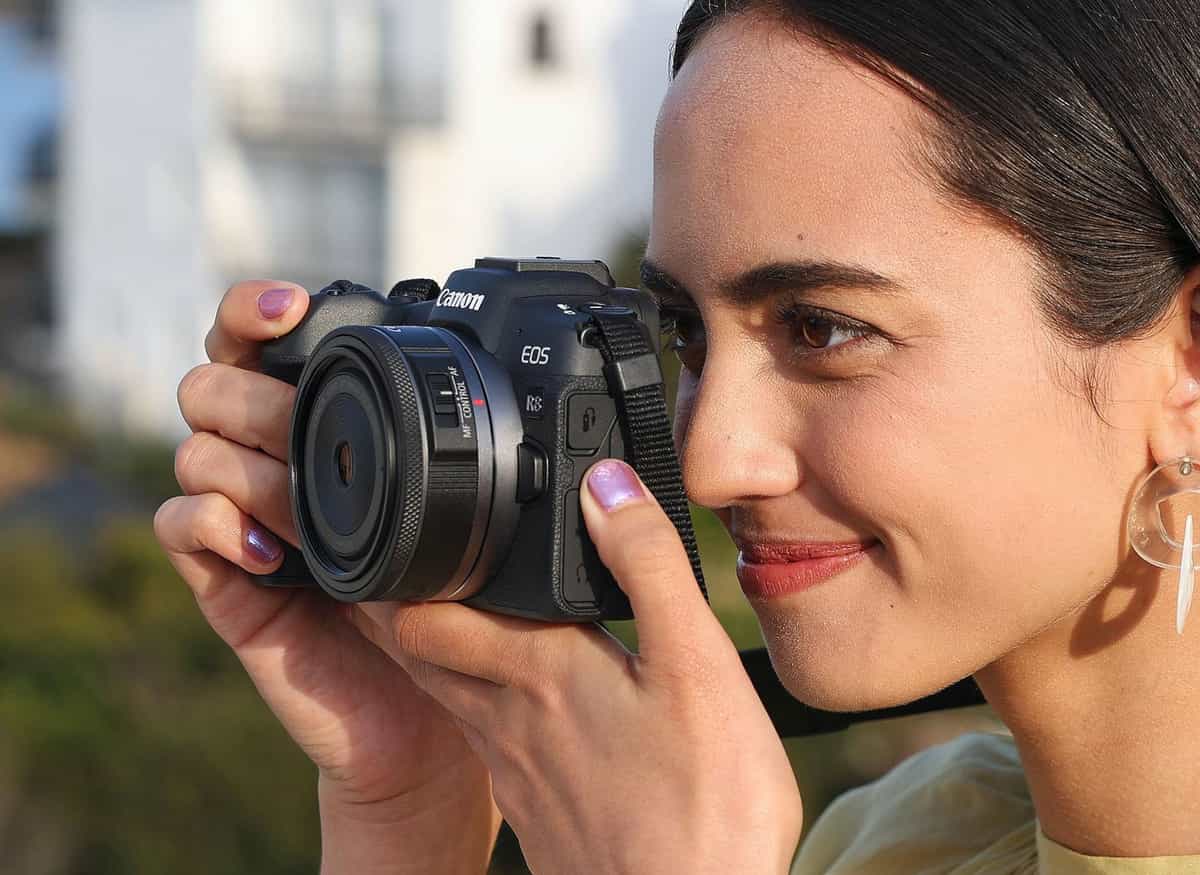 Ống kính Canon 28mm f/2.8 STM có khoảng cách lấy nét tối thiểu 23cm và độ phóng đại tối đa 0,17x
