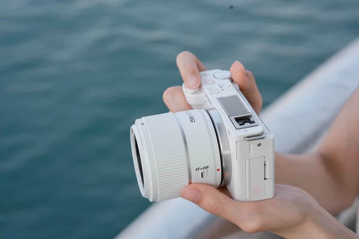 Meike Air AF 56mm f/1.7 APS-C nặng 190g
