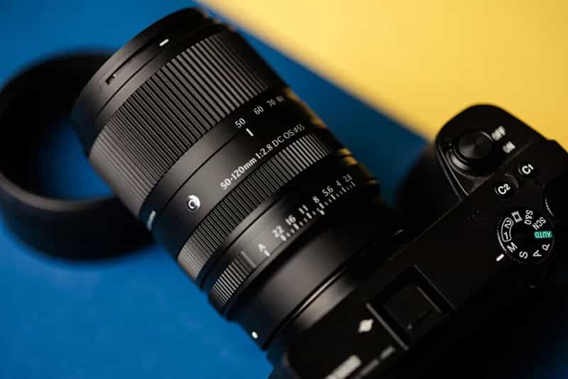 Khẩu độ f/2.8 không đổi, chống rung lên đến 6.5 stop