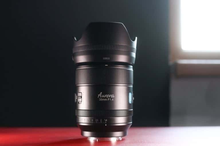 Sirui Aurora 35mm f/1.4 nổi bật với thiết kế gọn nhẹ