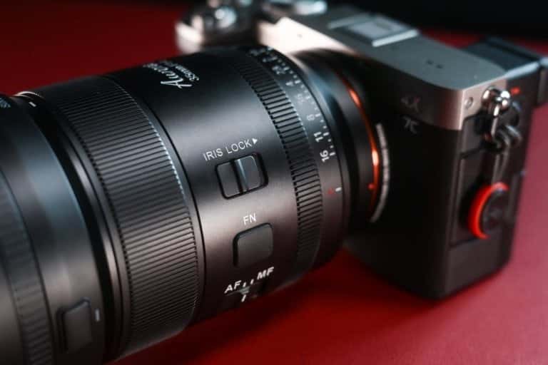 Ống kính Sirui Aurora 35mm f/1.4 có khoảng cách lấy nét tối thiểu là 0.35m