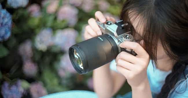 Khẩu độ f/1.8, phù hợp chụp chân dung