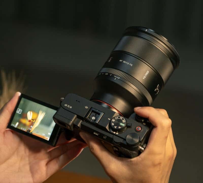 Khẩu độ lớn f/1.2