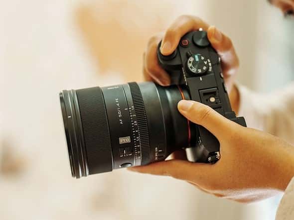 Viltrox AF 50mm f/1.4 Pro có thiết kế nhỏ gọn, cao cấp