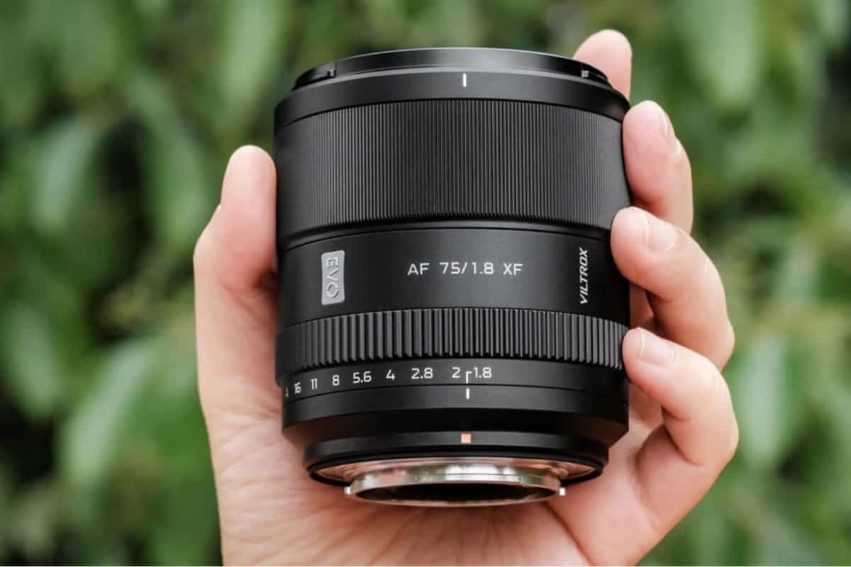 AF 75mm F1.8 Evo ngàm E có trọng lượng 355g