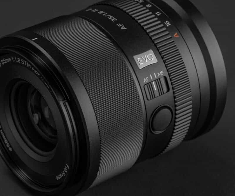 35mm nặng khoảng 355g cho ngàm E và nặng hơn khoảng 20g với ngàm Z