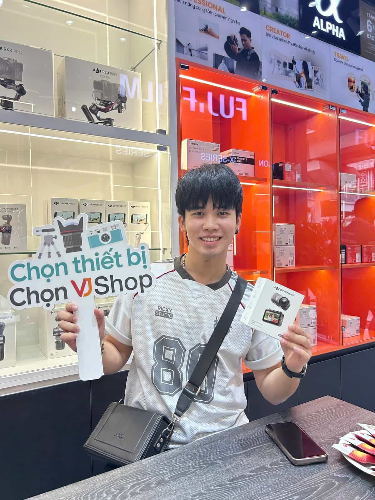 Khách hàng tại tại VJShop Nguyễn Trãi