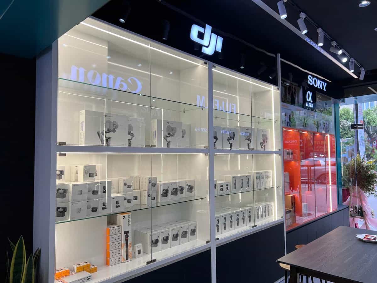 Gimbal, microphone DJI được trưng bày gọn gàng tại cửa hàng