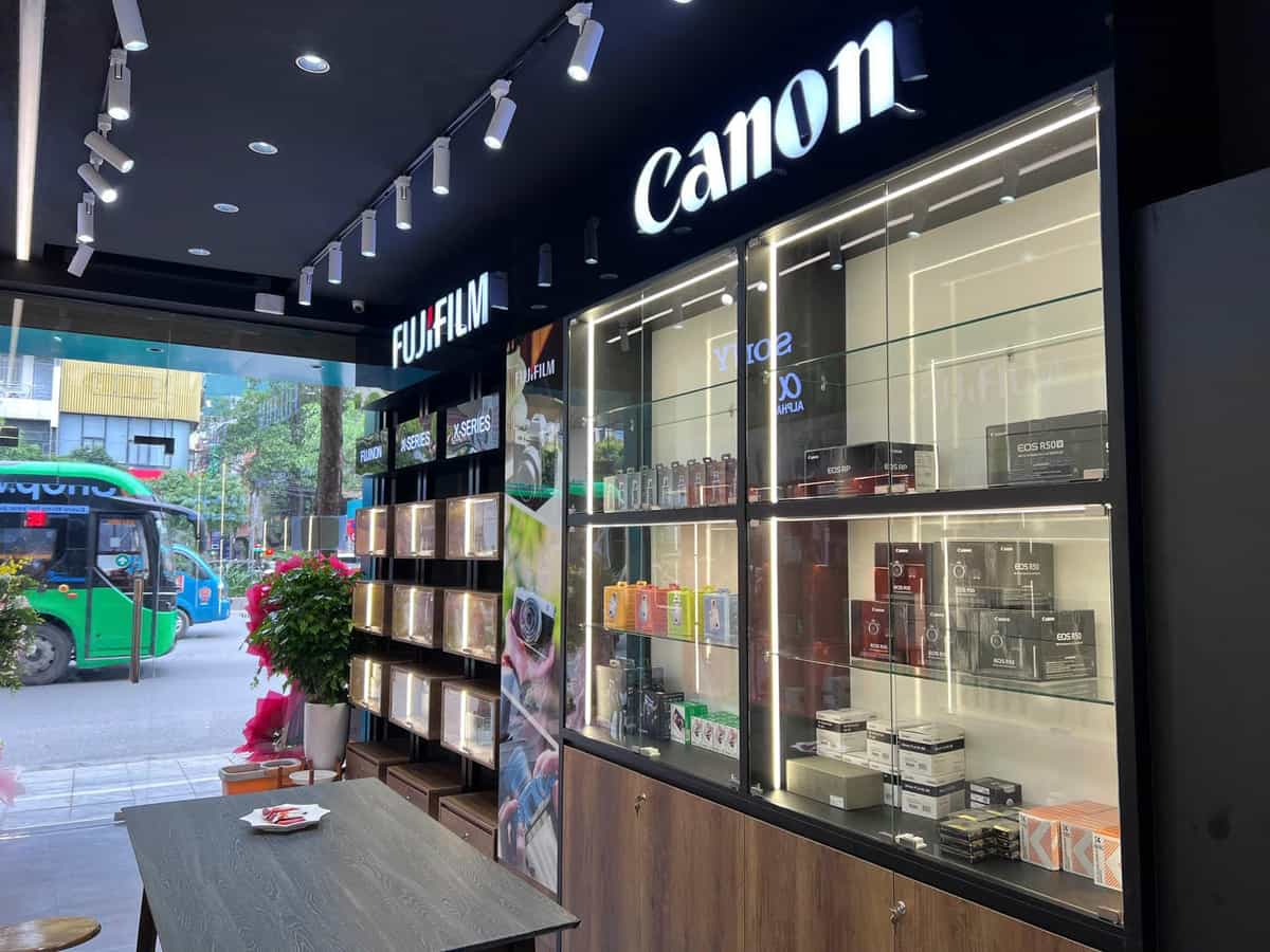 Máy ảnh đến từ Fujifilm, Canon được trưng bày tại cửa hàng