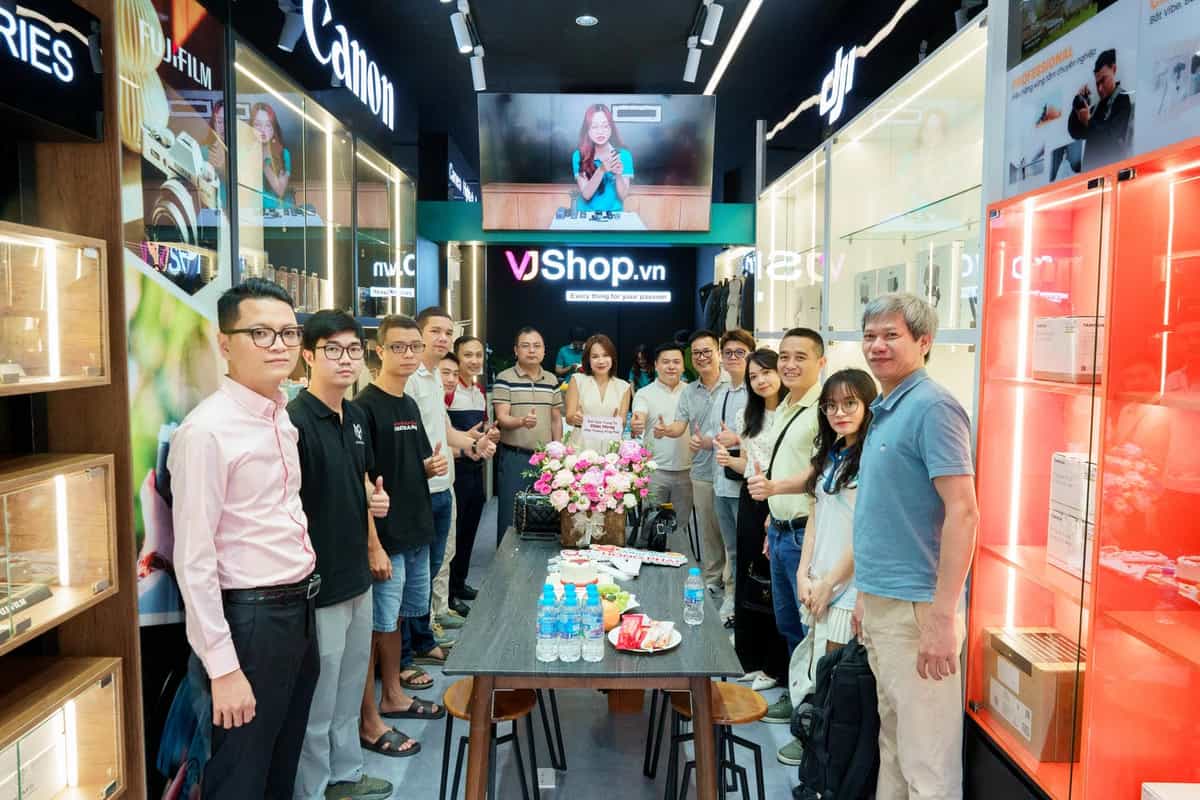Ban lãnh đạo cùng đại diện thương hiệu tham dự buổi khai trương