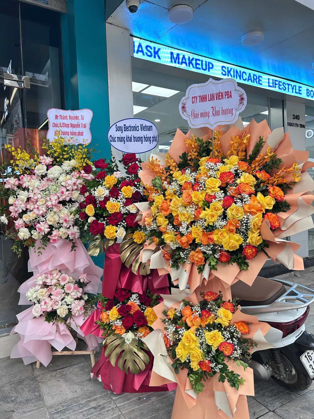Hoa từ các đối tác trong buổi khai trương