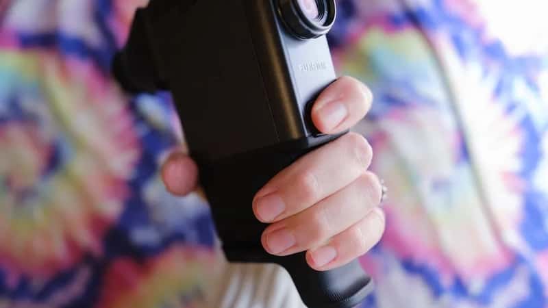 Phần grip tích hợp trên Evo Cinema thiết kế khá gọn
