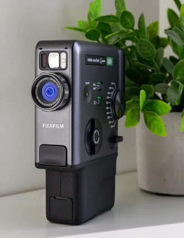Instax Mini Evo Cinema - hoài niệm là điểm mạnh