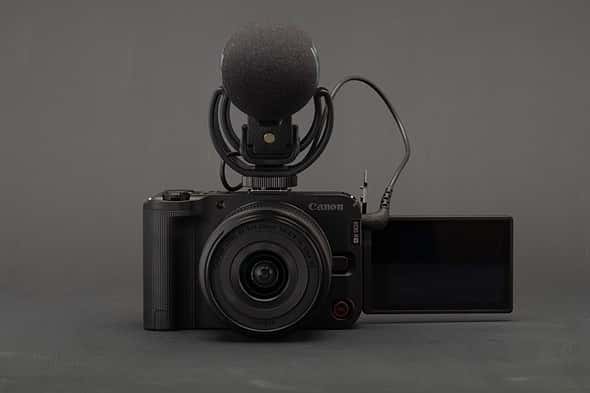 Dây mic không che đi màn hình của EOS R50 V