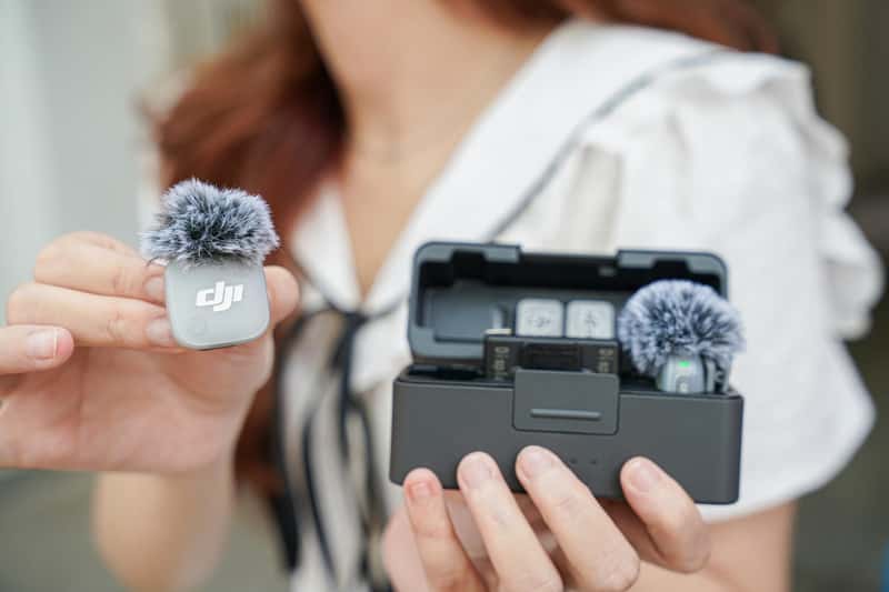 DJI Mic Mini 2 sở hữu nhiều nắp từ tính màu sắc khi so sánh vs DJI Mic Mini
