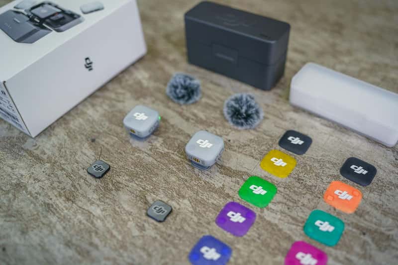 Bộ 2 TX + 1 RX + Charging Case đi kèm thêm bộ nắp từ tính đầy màu sắc