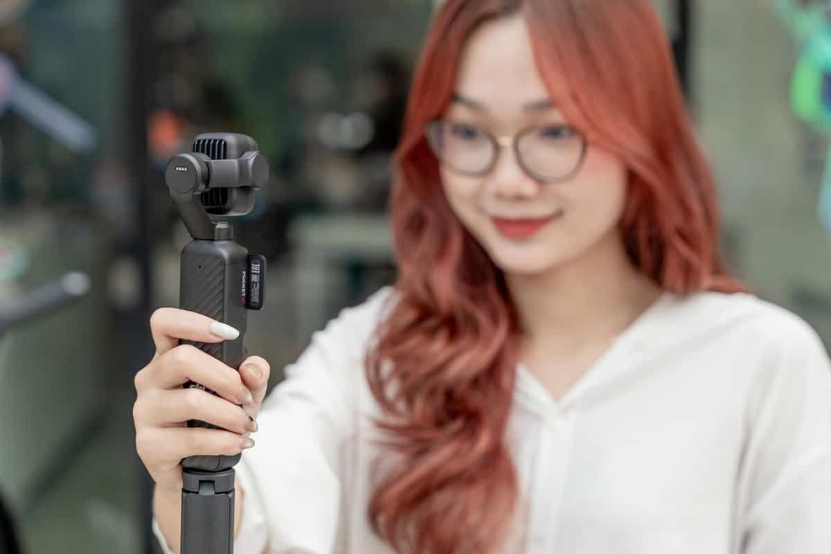 DJI Osmo Pocket 4P sử dụng micro tích hợp trên thân máy