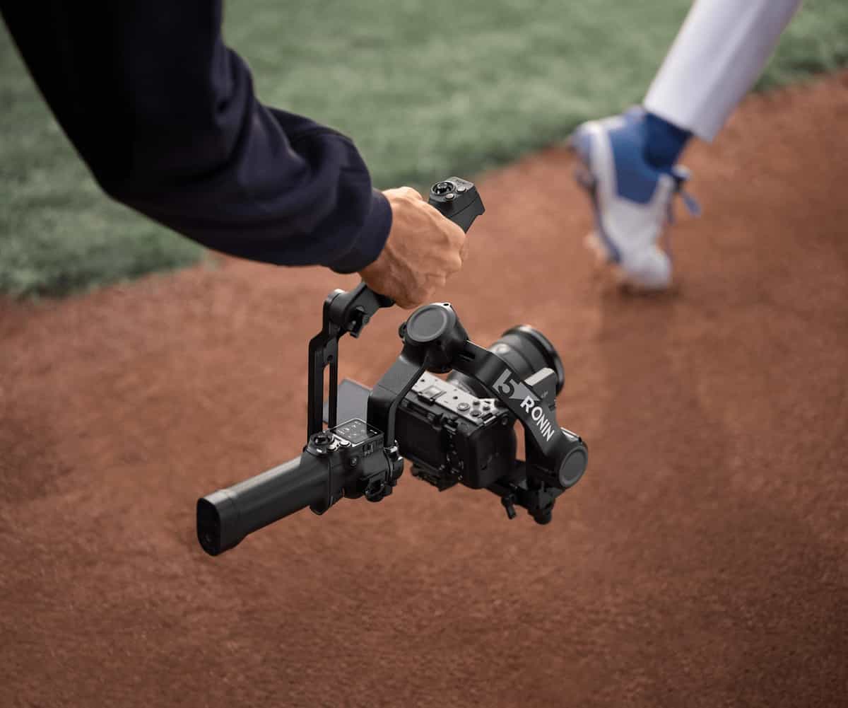 DJI RS 5 vs DJI RS 4 Pro theo dõi chủ thể