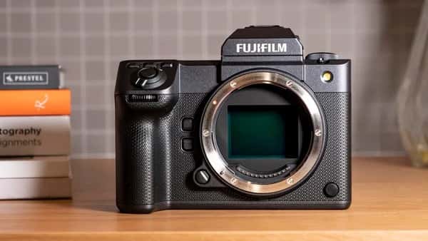 GFX100 II được cung cấp báng cầm pin VG-GFX II