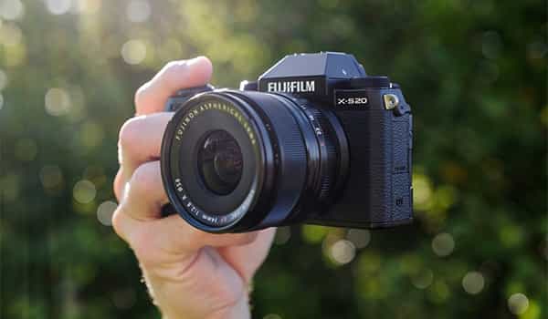 Ở cả hai phiên bản đều có cùng khả năng chụp liên tục với tốc độ chụp 8fps