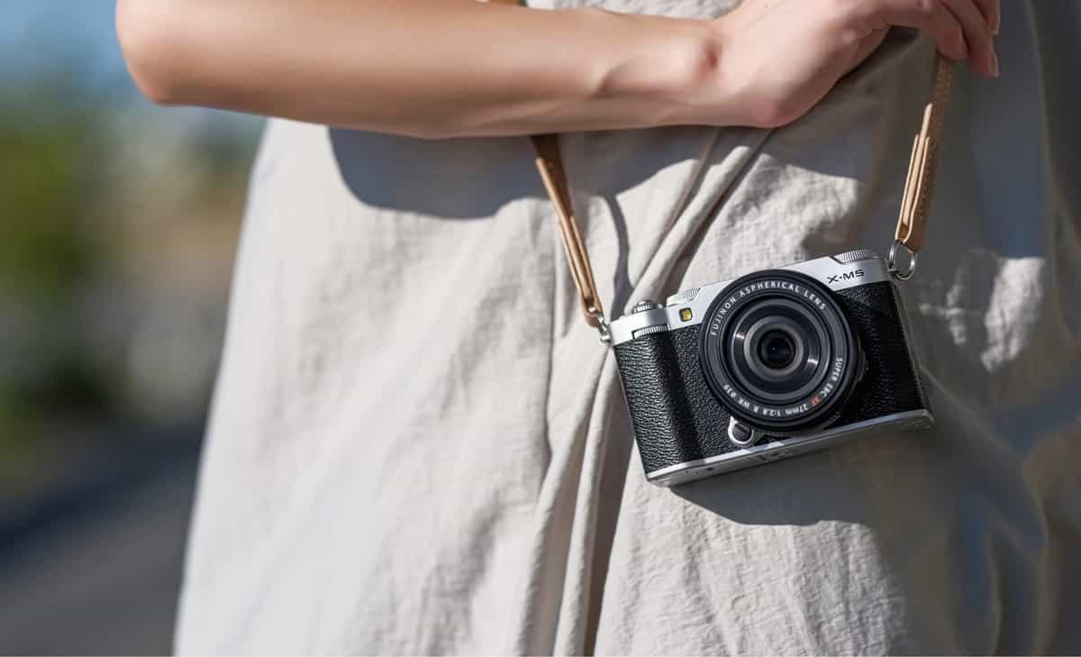 Khác biệt dễ thấy nhất giữa Fujifilm X-M5 và X-E5 là kính ngắm