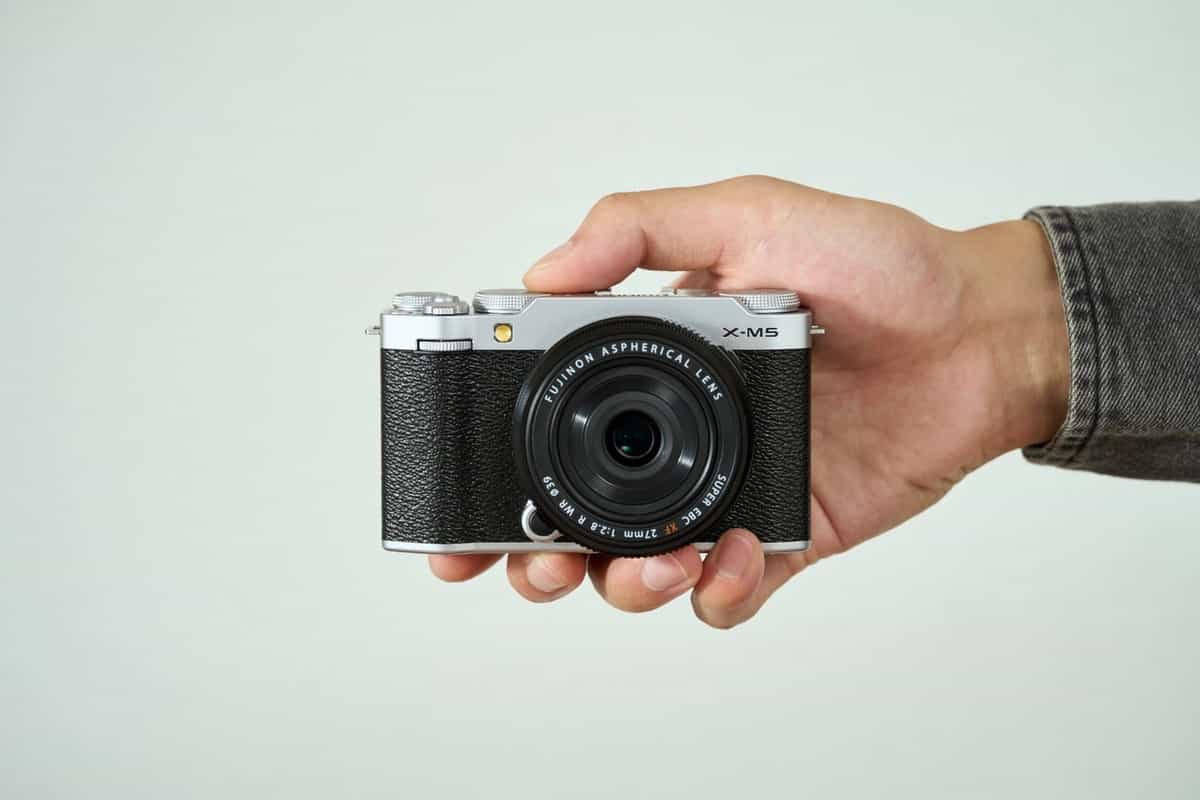 Cả Fujifilm X-M5 và X-E5 đều có micro