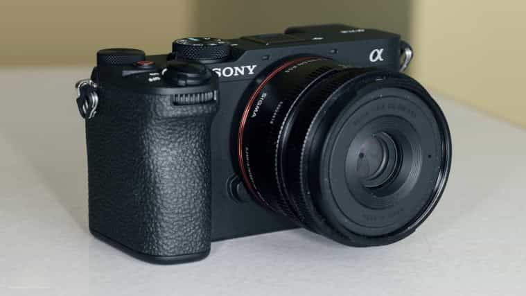 Sony A7C R và Sony A7C II sử dụng màn trập cơ nhỏ hơn các máy ảnh dòng Sony khác
