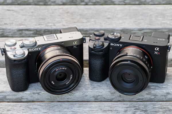 Sony A7C R và Sony A7C II có thiết kế gọn nhẹ