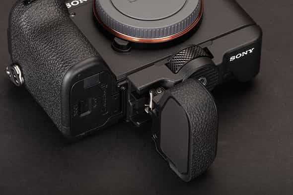 a7CR được thiết kế thêm báng cầm GP-X2 grip mở rộng