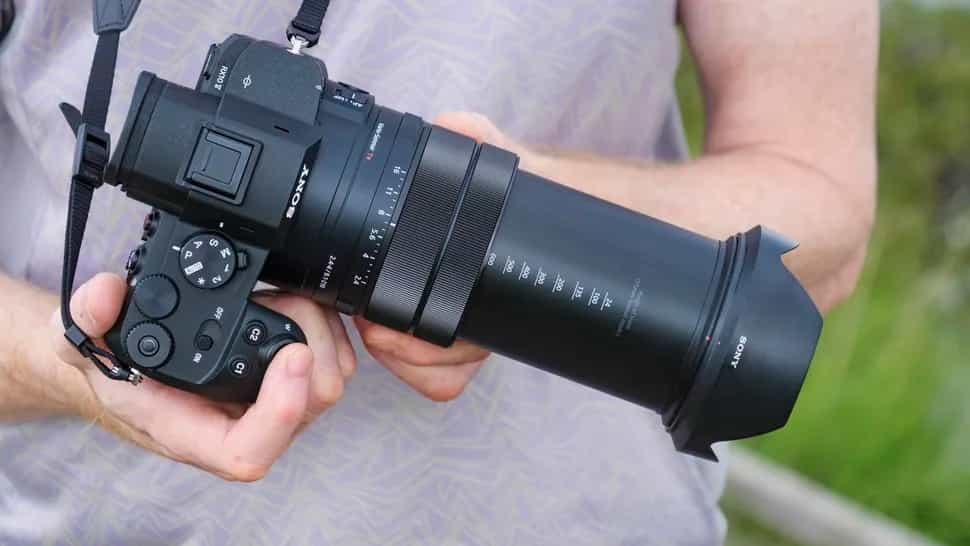 Khong có đèn flash và màn hình LCD trên đỉnh RX10 V