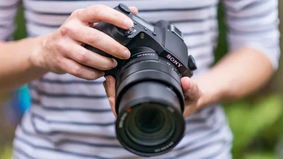 RX10 V nâng cấp hiệu năng, RX10 IV vẫn rất đáng mua