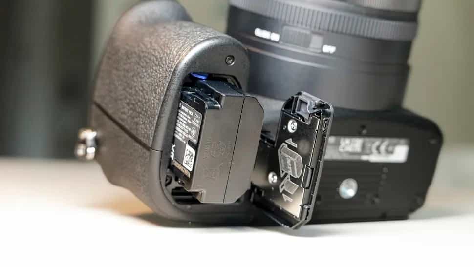 Cổng USB-C nâng cấp và dùng pin NP-FZ100