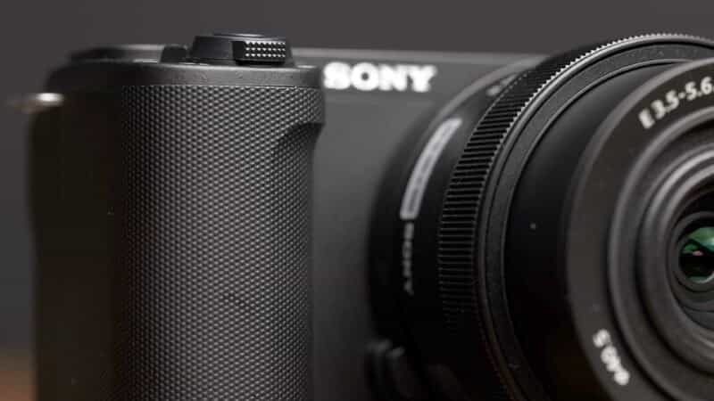 So sánh Sony ZV-E10 II vs Panasonic Lumix S9: Tổng quan về thiết kế