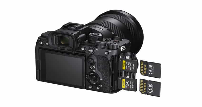 Khe cắm thẻ nhớ Canon EOS R5 và Sony A7S III