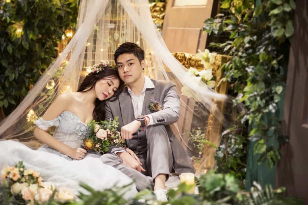Tạo dáng chụp ảnh cưới khi ngồi