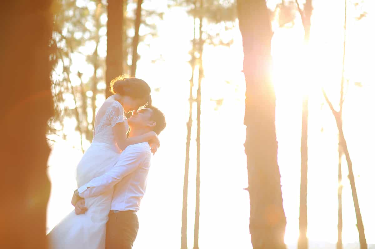 Tạo dáng bế, cõng cô dâu