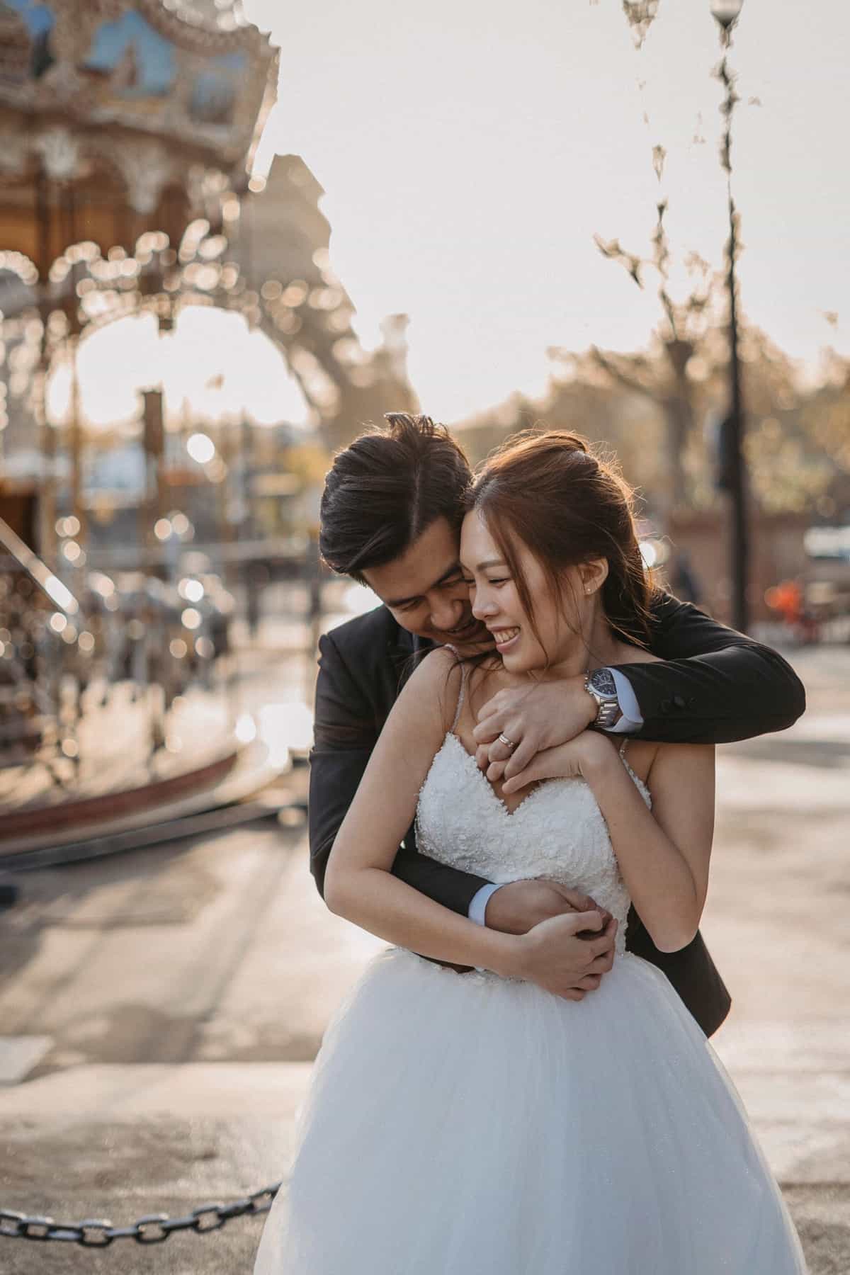 Dáng chụp ảnh cưới vòng tay ôm từ phía sau